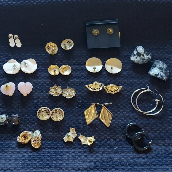 Lot of 17 vintage earrings - Picture 2 of 2